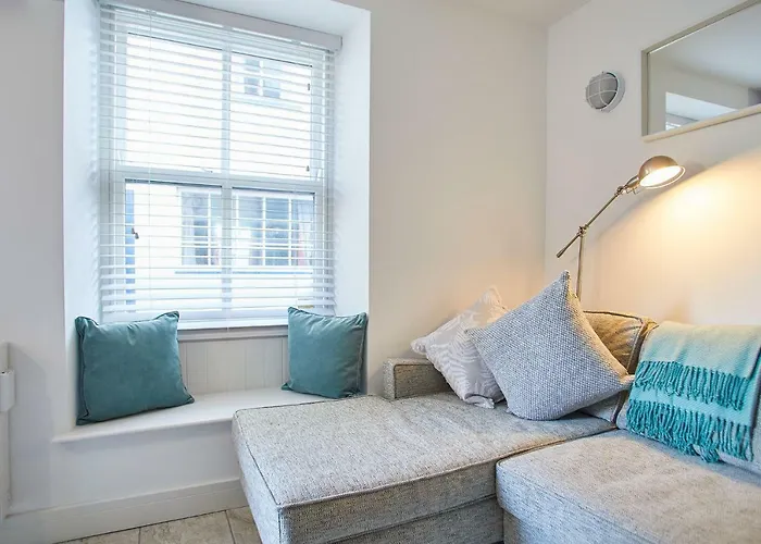 Host & - Harbour * Staithes