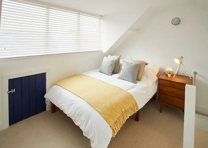 Host & - Harbour * Staithes